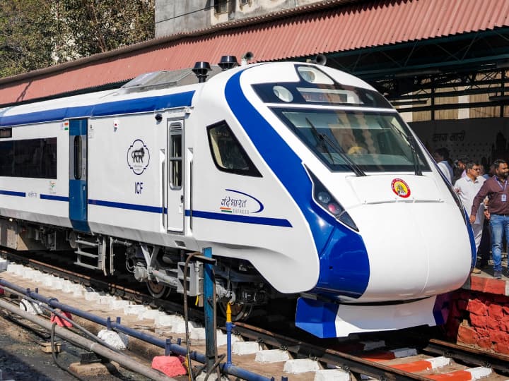 Vande Bharat Express Mumbai Sainagar Shirdi solapur ticket fare specialty of train Vande Bharat Express: गजब की स्पीड और इन अत्याधुनिक सुविधाओं से लैस है वंदे भारत एक्सप्रेस, जानें- स्टोपेज और किराया