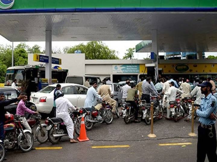 fuel shortage Pumps Runs Out Of Petrol In Pakistan Pakistan Petrol Shortage: அரசின் மிரட்டும் அறிவிப்பு... மூடப்படும் பெட்ரோல் நிலையங்கள்.. அவதிக்குள்ளாகும் பாகிஸ்தான் மக்கள்..!