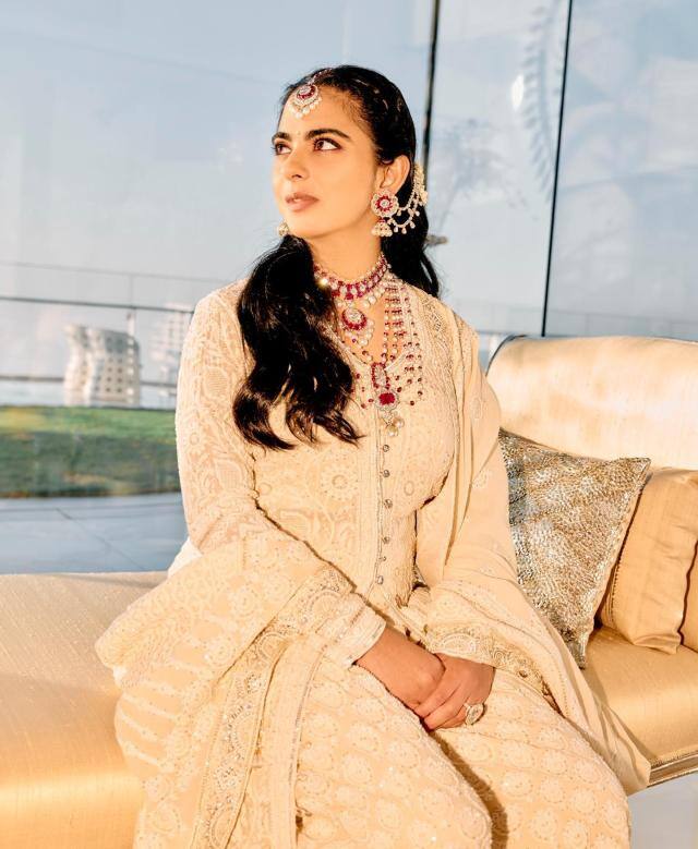 बता दें कि ईशा अंबानी ने अपने भाई अनंत अंबानी की सगाई में आइवरी अनारकली आउटफिट पहना हुआ था जिस पर काफी अच्छी एंब्रॉयडरी भी हो रखी थी. (Photo- Instagram)