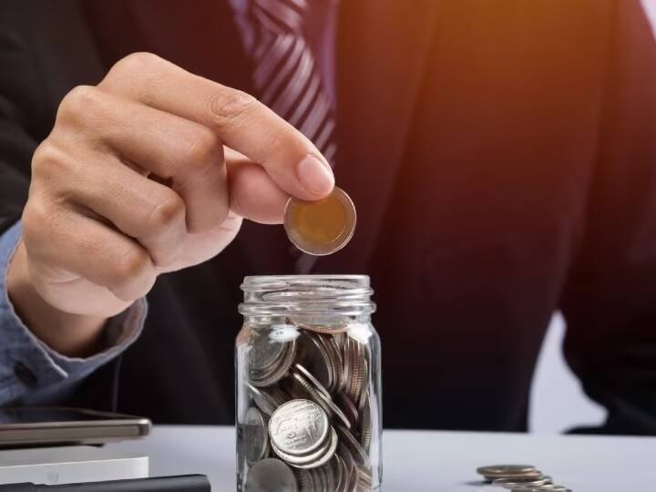 आप अपनी जरूरत के समय पीएफ खाते से पैसा निकाल कर इस्तेमाल कर सकते हैं. इस काम को आप ऑनलाइन घर बैठे भी कर सकते हैं. इसके बाद आपका पैसा आपके बैंक खाते में सप्ताह भर में ट्रांसफर हो जाएगा.