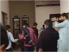 पाकिस्तान में ईशनिंदा के आरोप में मॉब लिंचिंग, थाने में शख्स को जिंदा जलाया