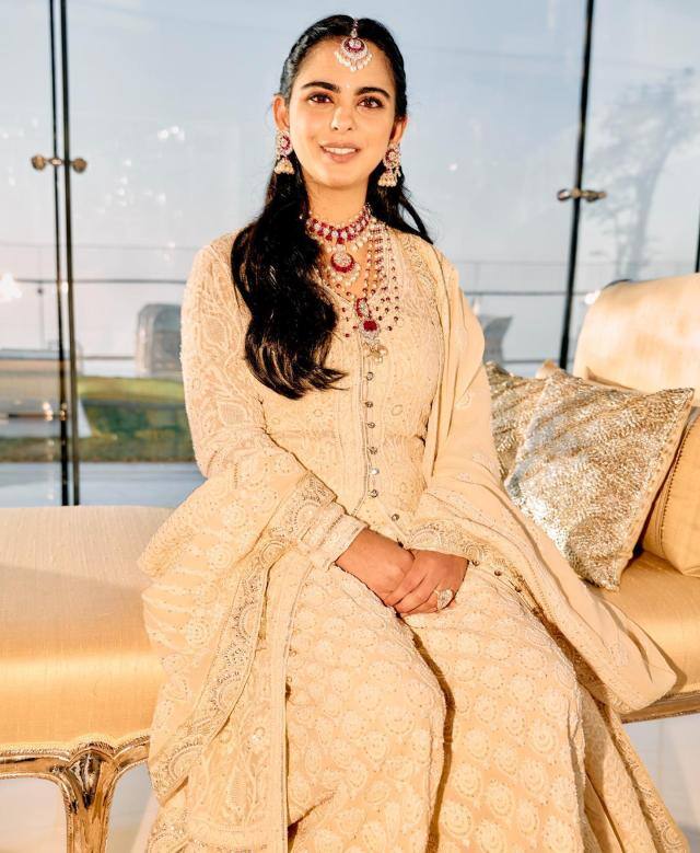 ईशा अंबानी ने हीरे का हार और मैचिंग के ही मांग टीका और झुमके पहने हुए थे. साथ ही साथ वह अपनी सगाई की अंगूठी को भी तस्वीरों में फ्लॉन्ट करती हुई नजर आई. यह एक काफी खूबसूरत हीरे की अंगूठी है जो कि हर किसी को आकर्षित कर रही है. (Photo- Instagram)