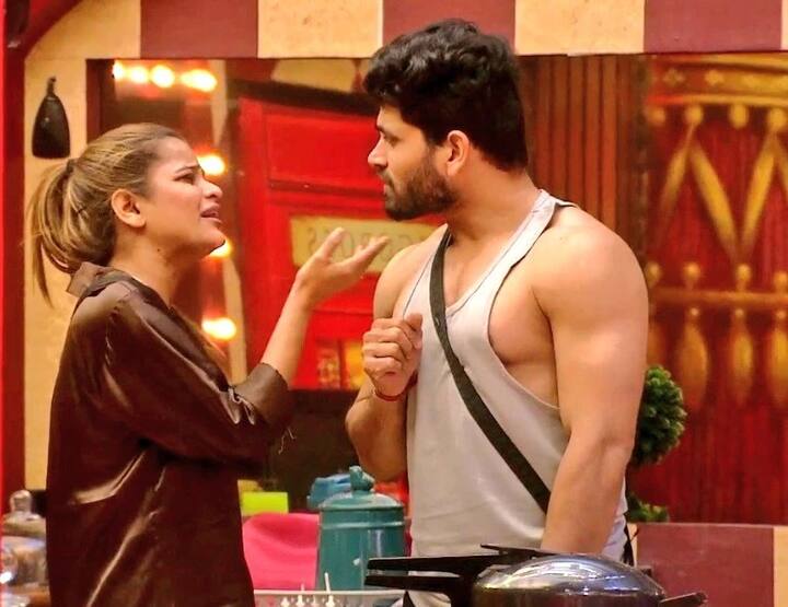 शिव ठाकरे-अर्चना गौतम - इस सीजन में अर्चना गौतम ने करीब-करीब हर कंटेस्टेंट के साथ कुछ ना कुछ बवाल किया लेकिन इसके इतर वो शो में जोरदार एंटरटेनर के तौर पर भी उभरकर आईं. इस सीजन ने बवाल तब मचा जब शिव और अर्चना के बीच झगड़ा हुआ था. यहां अर्चना ने शिव का गला तक पकड़ लिया था जिसके लिए उन्हें घर से बेघर तक होना पड़ा था. हालांकि बाद में सलमान ने उनको घर वापस भेज दिया था.