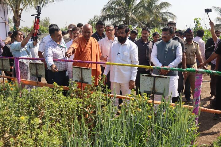 सिद्धगिरी गुरुकुलमच्या विद्यार्थ्यांनी त्यांच्या समोर प्राचीन 14 विद्या व 64 कलांचे प्रात्यक्षिक सादर केले.