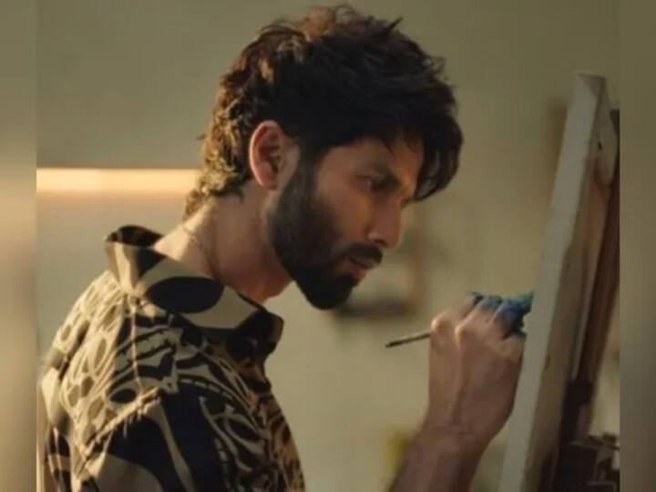 'फर्जी' या वेबसीरिजच्या माध्यमातून बॉलिवूड अभिनेता शाहिद कपूरने ओटीटी विश्वात पदार्पण केलं आहे.