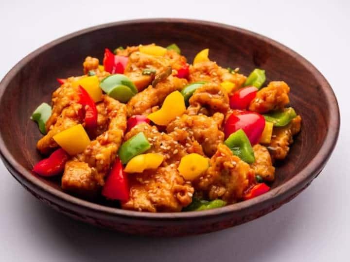 एक पैन में जैतून का तेल गरम करें. हींग, जीरा, कीमा बनाया हुआ लहसुन और सूखी लाल मिर्च डालें. उन्हें एक मिनट के लिए फूटने दें. अब इसमें कटे हुए प्याज़ डालकर दो मिनट तक भूनें.