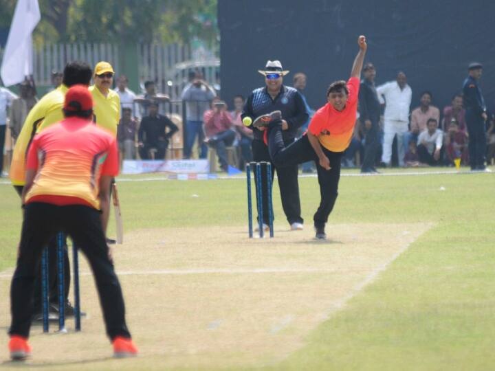 समाजवादी पार्टी के प्रमुख अखिलेश यादव की पहचान मुख्य रूप से राजनीति के वजह से है. सपा प्रमुख अकसर बीजेपी पर जुबानी हमले के लिए जाने जाते हैं.