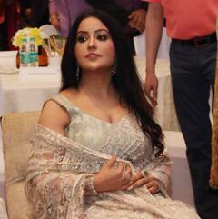 In Photos: डिप्टी सीएम देवेंद्र फडणवीस से 9 साल छोटी हैं पत्नी अमृता फडणवीस, तस्वीरों में देखें ग्लैमरस अंदाज