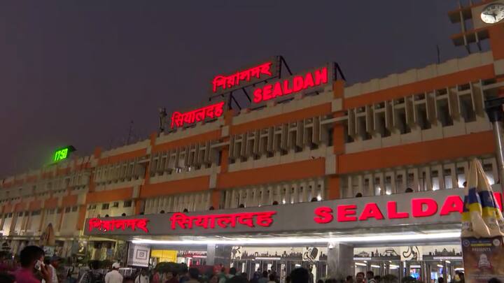 ঝাঁ চকচকে ফ্লোর। শীতাতপ নিয়ন্ত্রিত বিলাসবহুল বসার জায়গা। শিয়ালদা স্টেশনে অত্যাধুনিক ওয়েটিং লাউঞ্জ।