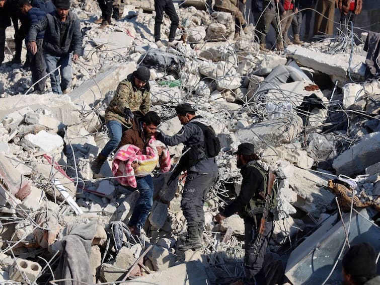 Earthquake-hit Turkey, Syria death toll surpasses 24,000 Turkey, Syria Earthquake: துருக்கி - சிரியாவில் ஏற்பட்ட சக்திவாய்ந்த நிலநடுக்கம்.. 24,000-ஆக உயர்ந்த உயிரிழப்பு எண்ணிக்கை..
