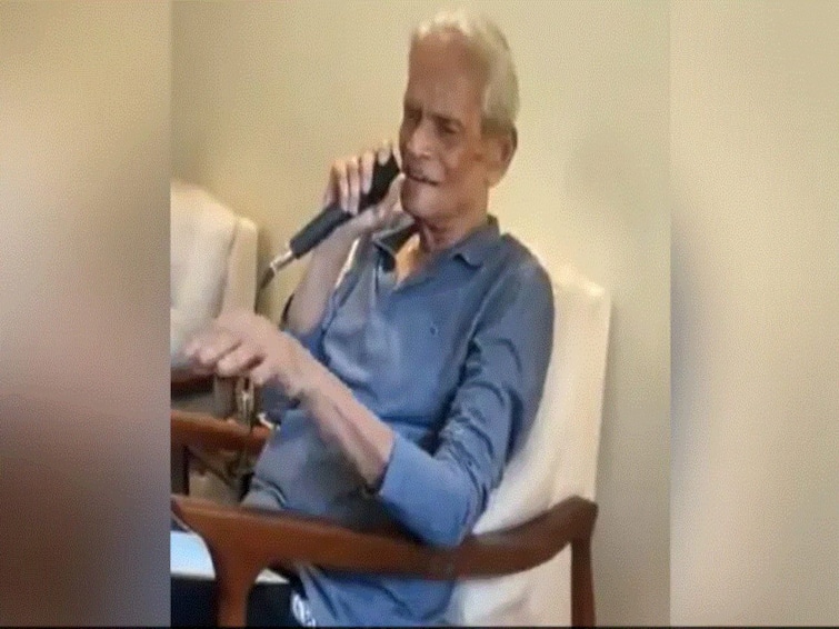 85 Year Old Sings Mohammed Rafis Pukarta Chala Hoon Main Wins Internet WATCH 85-Year-Old Sings Mohammed Rafi's 'Pukarta Chala Hoon Main', Wins Internet — WATCH