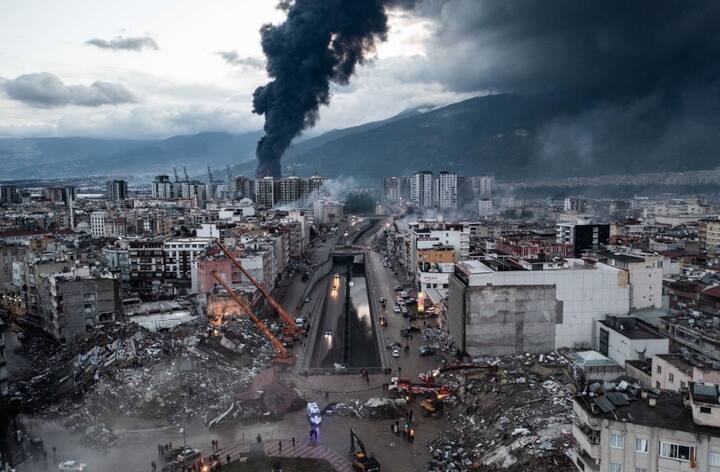 तुर्की आणि सीरियामधील विनाशकारी भूकंपातील मृतांचा आकडा 24 हजारांच्या पुढे गेला आहे. अद्यापही अनेक लोक ढिगाऱ्याखाली अडकलेले आहेत.