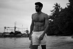 Aditya Roy Kapoor Photos: आदित्य रॉय कपूर ने शर्टलेस होकर समंदर किनारे करवाया ऐसा फोटोशूट, फैंस बोले- आग लगा दी