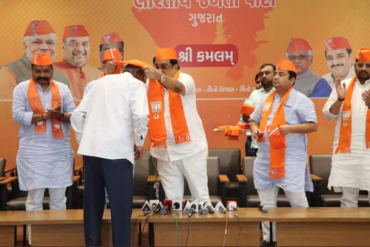 4 directors of Amul Dairy joined BJP Gujarat Politics: બીજેપીએ કોંગ્રેસને આપ્યો ઝટકો, અમૂલ ડેરીના 4 ડિરેક્ટરે કેસરીયો ધારણ કર્યો