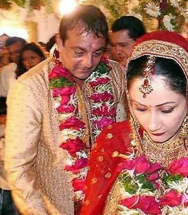 संजय दत्त और मान्यता दत्त ने 8 फरवरी 2008 को शादी रचाते हुए साथ जीने मरने की कसमें खाई थीं.