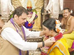 In Photos: डिप्टी सीएम देवेंद्र फडणवीस से 9 साल छोटी हैं पत्नी अमृता फडणवीस, तस्वीरों में देखें ग्लैमरस अंदाज