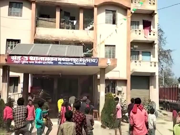 Bihar People Vandalised Police Station In Begusarai's Bhagwanpur Area Following Youth's Murder On Minor Dispute Bihar: People Vandalised Police Station In Begusarai's Bhagwanpur Area Following Youth's Murder Over Minor Dispute