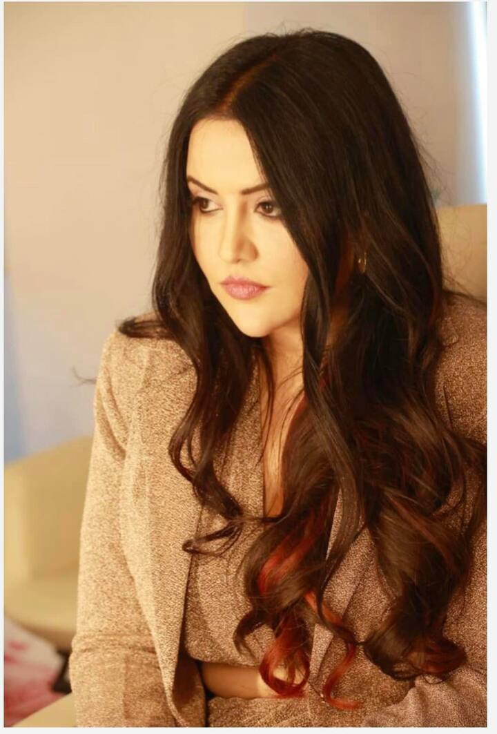 डिप्टी सीएम देवेंद्र फडणवीस की पत्नी और सिंगर अमृता फडणवीस हाल ही में अपने नए रिलीज हुए सॉन्ग ‘मूड बनालेया’ से इंटरनेट पर छा गईं.