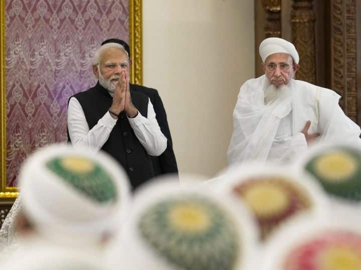 प्रधानमंत्री नरेंद्र मोदी शुक्रवार (10 फरवरी) को मुंबई के मरोल इलाके में दाऊदी बोहरा समुदाय (Dawoodi Bohra Community) के कार्यक्रम में पहुंचे.