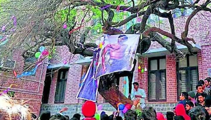 वैलेंटाइन डे को हर साल यहां दमदमी माई की पूजा होती है. कॉलेज छात्रों का कहना है कि दमदमी माई की पूजा में जो भी मौजूद रहकर प्रसाद लेता है, उसे 6 हफ्ते के अंदर गर्लफ्रेंड या बॉयफ्रेंड मिल जाता है.