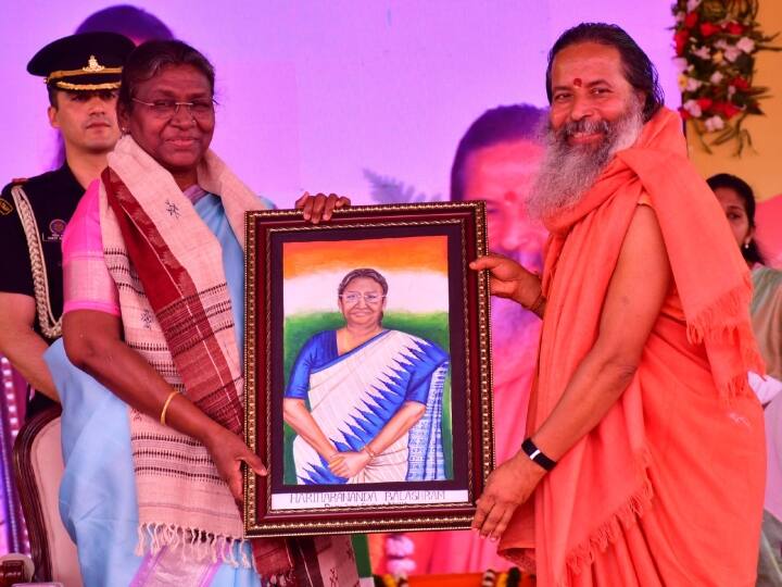 वह अपने गृह राज्य के दो दिवसीय दौरे पर हैं. मुर्मू आदिवासी बहुल ज़िले मयूरभंज के दूर दराज़ के राइरंगपुर इलाके से ताल्लुक रखती हैं. उन्होंने कहा कि उन्होंने अपने कॉलेज में जो सबक सीखे और अनुभव प्राप्त किए, उससे उनको एक बेहतर इंसान बनने में मदद मिली.