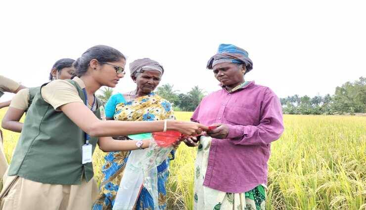 பூச்சிகளை கட்டுப்படுத்தும் இனக்கவர்ச்சி பொறி குறித்து வேளாண் மாணவிகள் செயல் விளக்கம் Thanjavur news: Agricultural students practical explanation on the attractive trap to control pests TNN பூச்சிகளை கட்டுப்படுத்தும் இனக்கவர்ச்சி பொறி குறித்து வேளாண் மாணவிகள் செயல் விளக்கம்