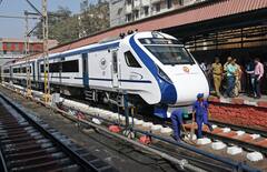 Mumbai Vande Bharat Express Train: अंदर से कैसा दिखता है मुंबई-सोलापुर वंदे भारत एक्सप्रेस? किराए की पूरी डिटेल भी जानें