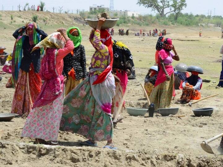 Budget cuts on 33 lakh labourers: How much will the government's decision increase rural distress abpp चुनाव वाले राज्यों में 33 लाख मजदूर फिर भी सरकार ने मनरेगा का बजट घटाया; कितना बड़ा मुद्दा?