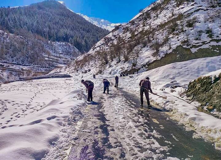 Snowfall in Himachal Pradesh : जम्मू-काश्मीर आणि हिमाचल प्रदेशातील विविध भागात जोरदार बर्फवृष्टी होत आहे. जोरदार बर्फवृष्टीचा परिणाम वाहतुकीवरही झाला आहे.