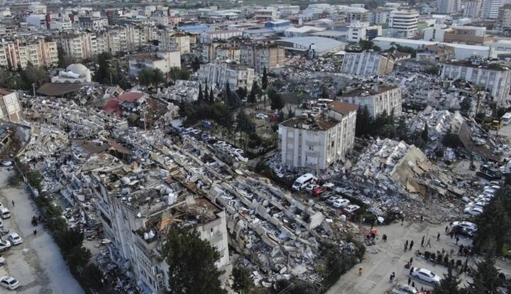 भूकंपग्रस्ताच्या मदतीसाठी एनडीआरएफच्या तीन पथकांसह श्वानपथक, वैद्यकीय आणि इतर आवश्यक उपकरणांसह भारतातून तुर्कीला पाठवण्यात आलं आहे.