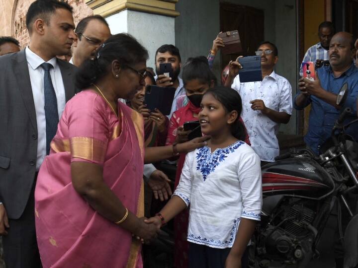 राष्ट्रपति ने भावुक होते हुए कहा कि मैंने कॉलेज परिसर के ठीक बाहर फेरीवालों द्वारा बेची जाने वाली खाद्य सामग्री से गुजारा किया. 25 पैसे में मुट्ठी भर मूंगफली मिलती थी, जो मेरे लिए काफी थी. मैं खुश थी. उन्होंने कहा कि वह आरडीडब्ल्यूयू की छात्राओं और संकाय सदस्यों के प्यार और स्नेह से अभिभूत हैं.