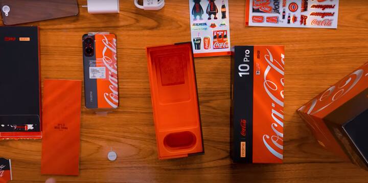 स्मार्टफोन की पैकेजिंग को जब आप खोलेंगे तो आपको बॉक्स के अंदर ये सब सामन मिलेगा. (YouTube)