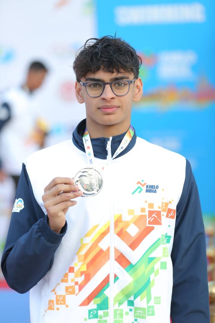 आर. माधवननं ट्विटरवर वेदांतचे स्पर्धेतील काही फोटो शेअर केले आहेत. हे फोटो शेअर करुन त्यानं लिहिलं, 'देवाच्या कृपेने 100 मीटर, 200 मीटर आणि 1500 मीटर स्पर्धेत त्याला सुवर्णपदक, 400 मीटर आणि 800 मीटरमध्ये त्याला रौप्यपदक मिळालं आहे.'