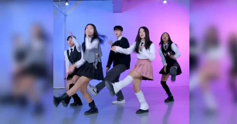 Korean dance group perform on jhoome jo pathaan video goes viral on social media Viral Video: ਕੋਰੀਅਨ ਡਾਂਸ ਗਰੁੱਪ ਨੇ 'ਝੂਮੇ ਜੋ ਪਠਾਨ' ਗੀਤ 'ਤੇ ਕੀਤਾ ਜ਼ਬਰਦਸਤ ਡਾਂਸ, ਖਾਸ ਤਰੀਕੇ ਨਾਲ ਹੁੱਕਸਟੈਪ ਨੂੰ ਕੀਤਾ ਰੀਕ੍ਰਿਏਟ