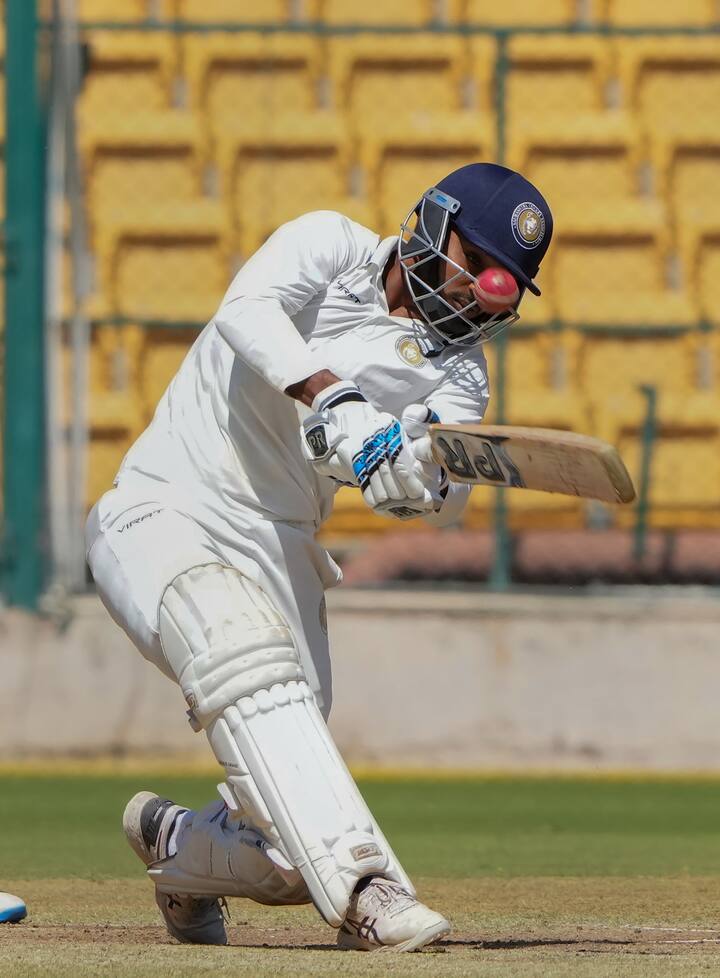 प्रत्युत्तर सौराष्ट्राने पहिल्या डावात 527 धावांचा डोंगर उभारत मोठी आघाडी घेतली होती. दुसऱ्या डावात कर्नाटक संघाला 234 धावांपर्यंत मजल मारता आली. सौराष्ट्राने हे लक्ष्य सहा गड्यांच्या मोबदल्यात पार करत सामना चार विकेटनं जिंकला.