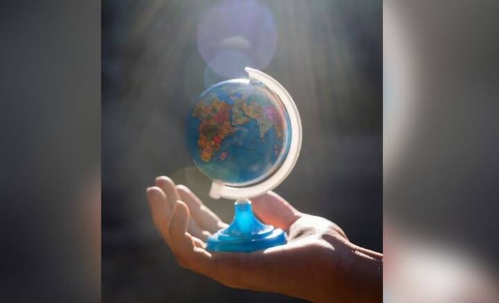 তবে যত বিতর্কিত তত্ত্বই উঠে আসুক না কেন, পৃথিবীর আকার যে কমলালেবুর মতোই, তা নিয়ে সন্দেহের অবকাশ। আমেরিকা, রাশিয়া, জাপান, চিন, ভারত, সব দেশের মধ্যে নানা বিষয়ে মতপার্থক্য থাকলেও, মহাকাশ গবেষণায় পৃথিবীর আকার নিয়ে একমত সকলে। তবে সহজ সরল উপায়ে পৃথিবীর আকার নির্ধারণ করতে পারেন যে কেউ। নদী বা সমুদ্রের পাড়ে গিয়ে দাঁড়ালেই হল। দেখা যাবে, জাহাজের সঙ্গে যত দূরত্ব বাড়ে, প্রথমে তার নিচের অংশ চোখের বাইরে চলে যায়। সব শেষে মাস্তুল। পৃথিবীর আকার গোল বলেই এমনটা ঘটে।