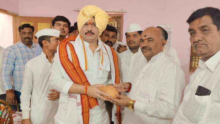 यावेळी गडाचे महंत ह.भ.प. विठ्ठल महाराज शास्त्री यांनी गडाच्या वतीने धनंजय मुंडे यांचे स्वागत करून आशीर्वाद दिले.