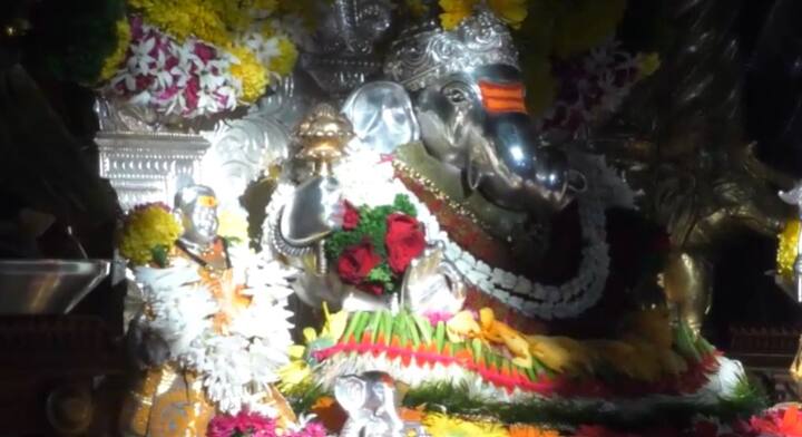 श्रीमंत दगडूशेठ गणपती मूर्तीवर महाभिषेक करण्यासाठी आणि गणपती बाप्पांना स्नान घालण्यासाठी सूर्यकिरणे पडली आणि जय गणेश... चा एकच जयघोष झाला.