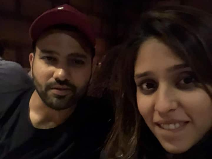 Rohit Sharma: भारतीय टीम के कप्तान रोहित शर्मा की प्रेम कहानी किसी फिल्मी लव स्टोरी से कम नहीं है. रोहित ने अपनी पत्नी रितिका को 6 साल तक डेट करने के बाद काफी फिल्मी स्टाइल में प्रपोज किया था.