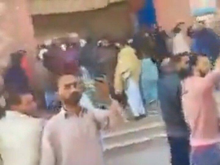 Pakistan mob attack on nankana sahib police station killed blasphemy accused Pakistan: पुलिस थाने से निकाल सड़क पर घसीटा, डंडों से पिटाई, फिर जिंदा जला दिया... पाकिस्तान में ईशनिंदा के आरोपी को कट्टरपंथियों ने दी सजा