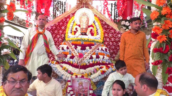 खाटू नरेश गुणगान मंडली समिति के अध्यक्ष नरेश खत्री ने बताया कि श्री खाटू नरेश गुणगान मंडली समिति द्वारा हर वर्ष की भांति इस वर्ष भी तीन दिवसीय खाटू नरेश का फाग महोत्सव मनाया जा रहा है. इस वर्ष चौथा फाग महोत्सव है, 12 फरवरी को शोभायात्रा निकाली जा रही है. 13 फरवरी को प्रसिद्ध बिहारी जी मंदिर में बाबा का कीर्तन होगा, जो रात को 7 बजे शुरू होकर सुबह 5 बजे आरती के साथ समापन होगा.