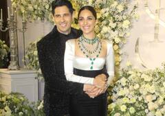 Sid Kiara Reception Photos: मैचिंग ऑउटफिट में स्टनिंग लगा कपल, एक-दूसरे को पकड़कर यूं दिए पोज