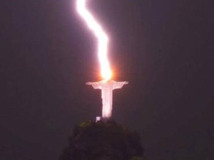 Brazil Jesus Statue One of Seven Wonders of the World in Rio de Janeiro Lightning Strike Photo Viral on Social Media Brazil Statue lightning: ब्राजील के ऐतिहासिक जीसस स्टैच्यू पर गिरी बिजली, कैमरे में कैद हुआ अद्भुत पल, तस्वीरें वायरल