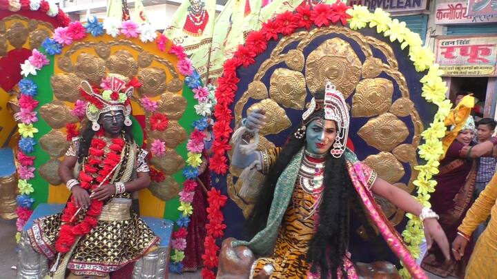 शहर में निकाली गई खाटू नरेश की शोभायात्रा का मुख्य बाजार में जगह-जगह पुष्प वर्षा कर स्वागत किया गया. इसके साथ ही खाटू श्याम के भक्तों के द्वारा जगह-जगह जलपान की व्यवस्था भी की गई. फाग महोत्सव के तहत 13 फरवरी को शहर के प्रसिद्ध बिहारी जी मंदिर में भजन संध्या का आयोजन किया जाएगा. भजन संध्या में स्थानीय कलाकारों के साथ देश के मशहूर खाटू श्याम भजन गायक अपनी प्रस्तुति देंगे.