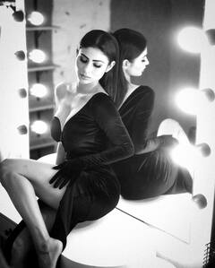 Mouni Roy Photos: मौनी रॉय ने ब्लैक मिनी ड्रेस पहन कराया ऐसा फोटोशूट, कातिलाना अंदाज देख तस्वीरों पर थम जाएंगी निगाहें