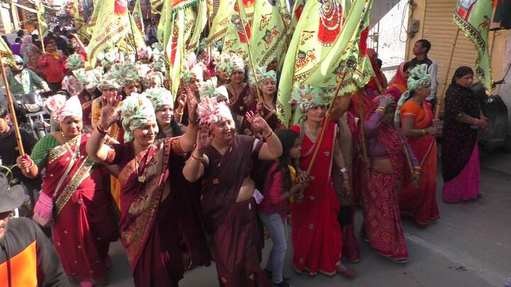 फागमहोत्सव के तहत होने वाले कार्यक्रमों में भक्तों द्वारा कृष्ण जी के भजनों पर नृत्य कर बड़े ही उत्साह के साथ फाग महोत्सव को मनाते हैं.भरतपुर जिले की खाटू नरेश गुणगान मंडली समिति द्वारा फाग महोत्सव के तहत 12 फरवरी को खाटू श्याम बाबा की शोभायात्रा निकाली गई.