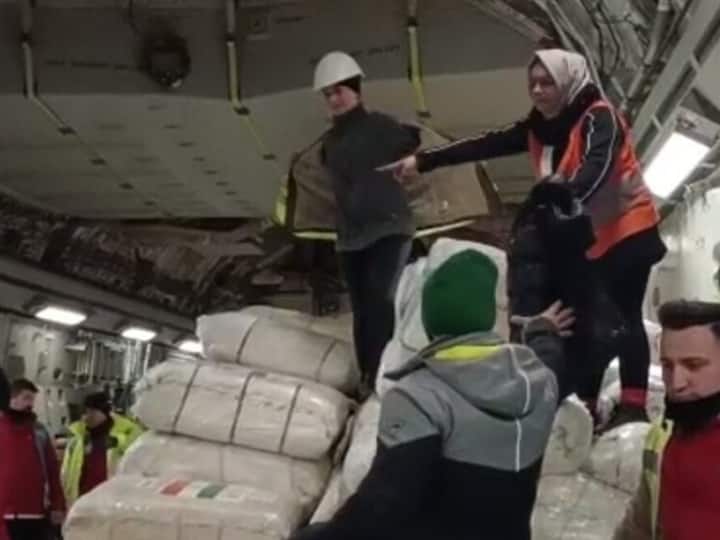 Turkey Syria Devastating Earthquake Humanitarian Aid Cargo As 7th Indian Aircraft Lands in Turkey Under Operation Dost Turkiye Earthquake: दवाइयां, कंबल और बच्चों के लिए मिल्क पाउडर... भूकंप पीड़ितों की मदद के लिए तुर्किए पहुंचा भारत का 7वां एयरक्राफ्ट