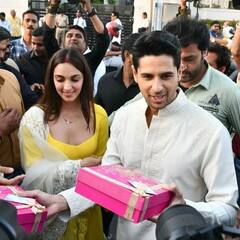 Sidharth Kiara Wedding: मुंबई एयरपोर्ट पर कियारा- सिद्धार्थ ने बांटी 16 प्रकार की मिठाइयां, देखें डिब्बे में क्या था खास