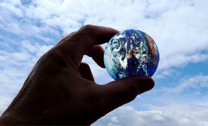 প্রাচীন যুগে গ্রীকরাই প্রথম পৃথিবী গোল বলে আবিষ্কার করেন। তখন থেকেই ভিন্ন মত উঠে এসেছে বার বার। তবে পাঁচের দশকের মাঝামাঝি সময়ে সেই তত্ত্বের বিরোধিতা করতে আস্ত একটি বিচ্ছিন্ন সংগঠন গড়ে ওঠে। তাদের দাবি ছিল, পৃথিবী আসলে চ্যাপ্টা।