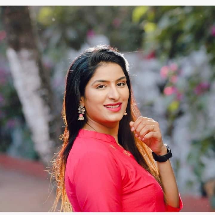 पूनम दुबे खुद को फिट रखने के लिए कई हथकंडे अपनाती हैं जिनमें से एक स्पेशल डाइट भी है.